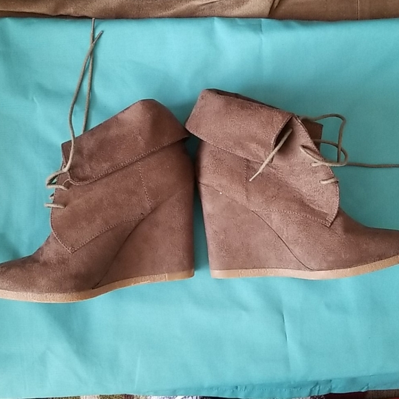 Mossimo Olive Brown Wedge Platform Ankle Bootie - Picture 4 of 6
